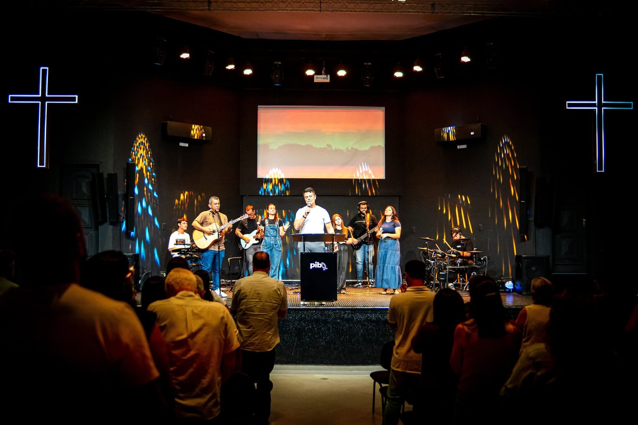 Congregação e equipe de louvor da PIB Ilha Solteira adorando juntas no templo