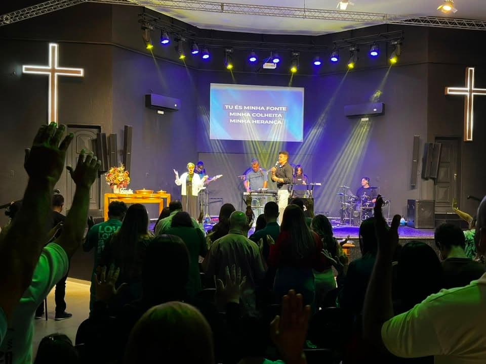Congregação da PIB Ilha Solteira adorando durante um culto no templo
